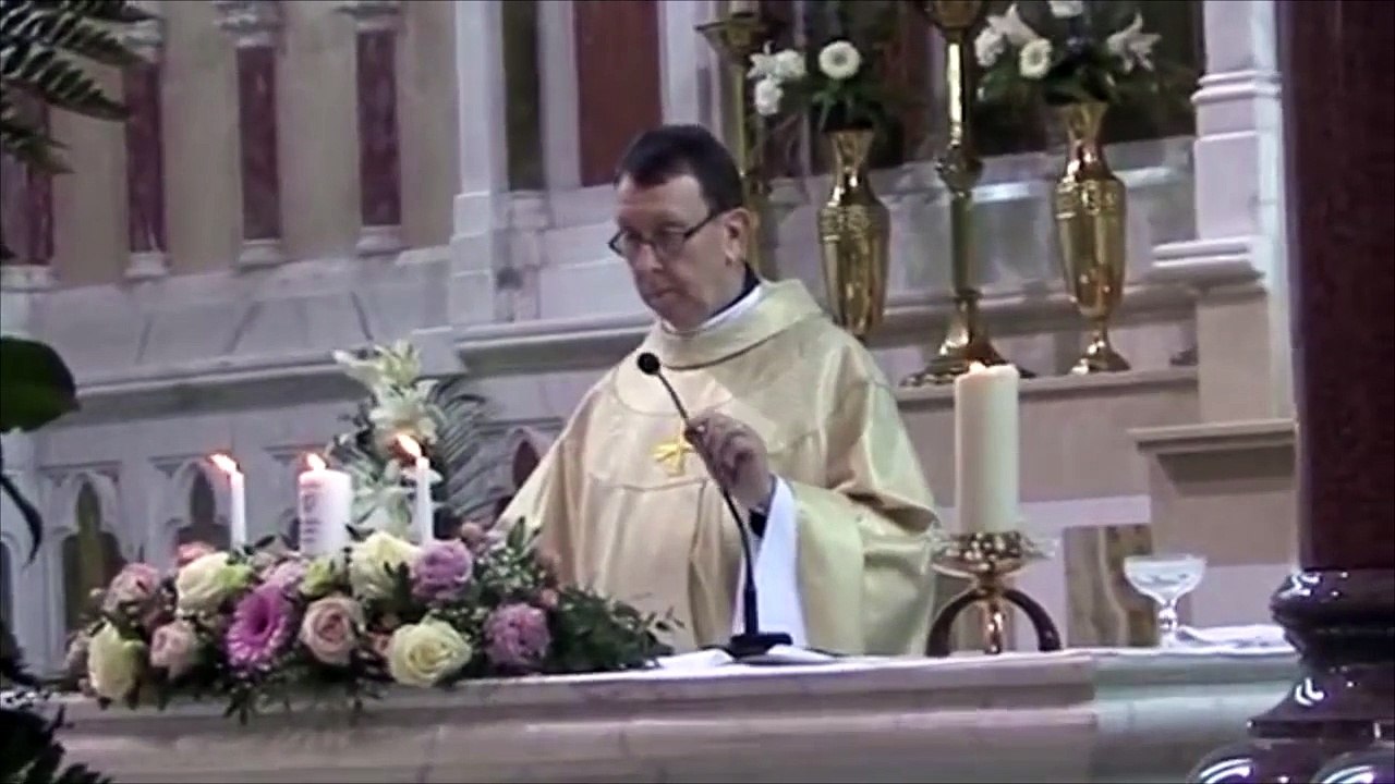 Ce prêtre va vous surprendre par sa voix magnifique et ce qu'il chante... Incroyable