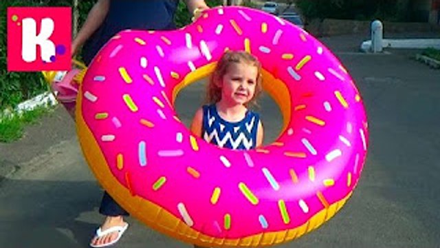 ВЛОГ идём на прогулку к морю с огромным надувным Пончиком поиграем на берегу и площадке