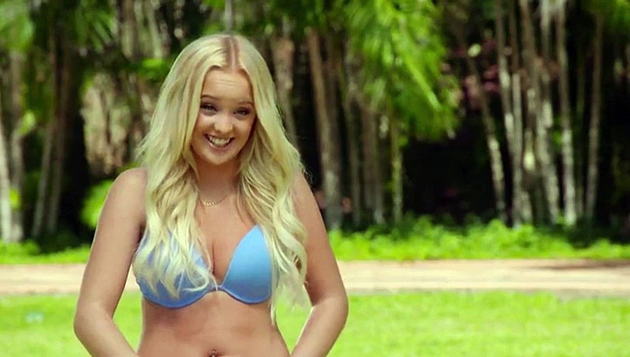 Cette jolie blonde à tout pour plaire à un détail près...