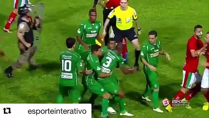 Il agresse l'arbitre après un rouge...