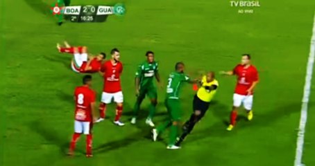 Futbolcu, Kırmızı Kart Görünce Hakeme Saldırdı