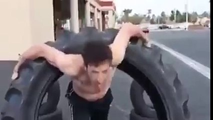 Ula ula con una llanta gigante