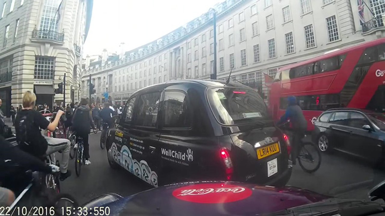 Des cyclistes grillent un feu rouge