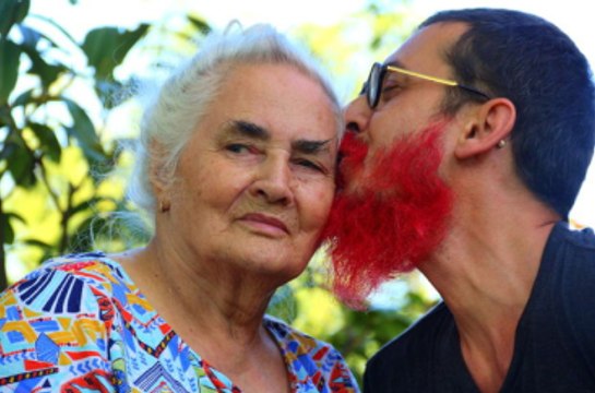 Tanju Babacan: Sakallarımı Annem İçin Kırmızıya Boyattım