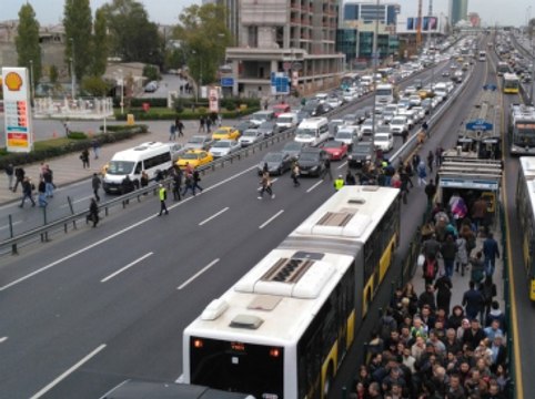 Merter Metrobüs Durağında İzdiham! Vatandaş Yola Taştı