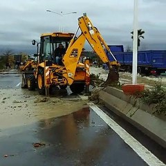 Kashar, makineritë shkatërrojnë trafikndarëset e rrugës ku u shpenzuan miliona