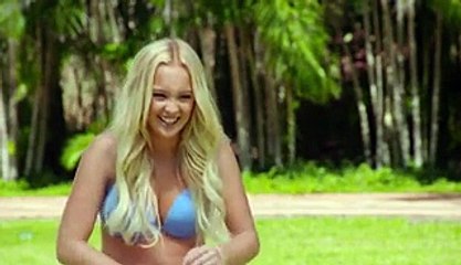 Cette blonde est très mignonne… à un détail près !