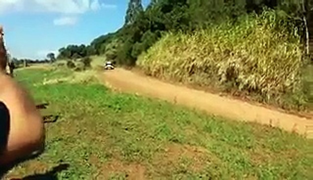 Des spectateurs vont comprendre pourquoi il ne faut pas se mettre à l’extérieur d’un virage pendant un Rallye