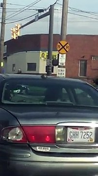 Un homme se bat avec un policier dans la rue et prend la fuite… en volant la voiture de police !