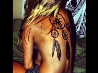 30 modèles de tatouages plumes - Idées tatouages femmes.