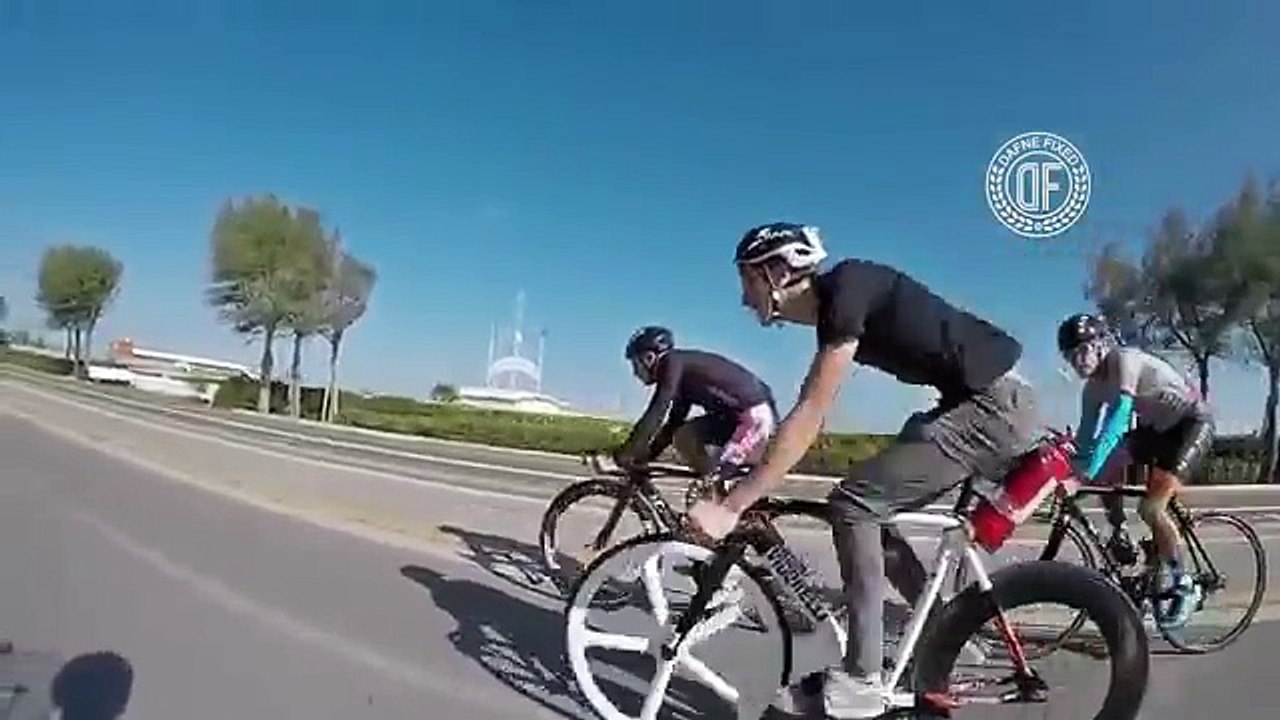 Un moyen pour aller plus vite : Un extincteur sur le vélo en guise de nitro... MDR