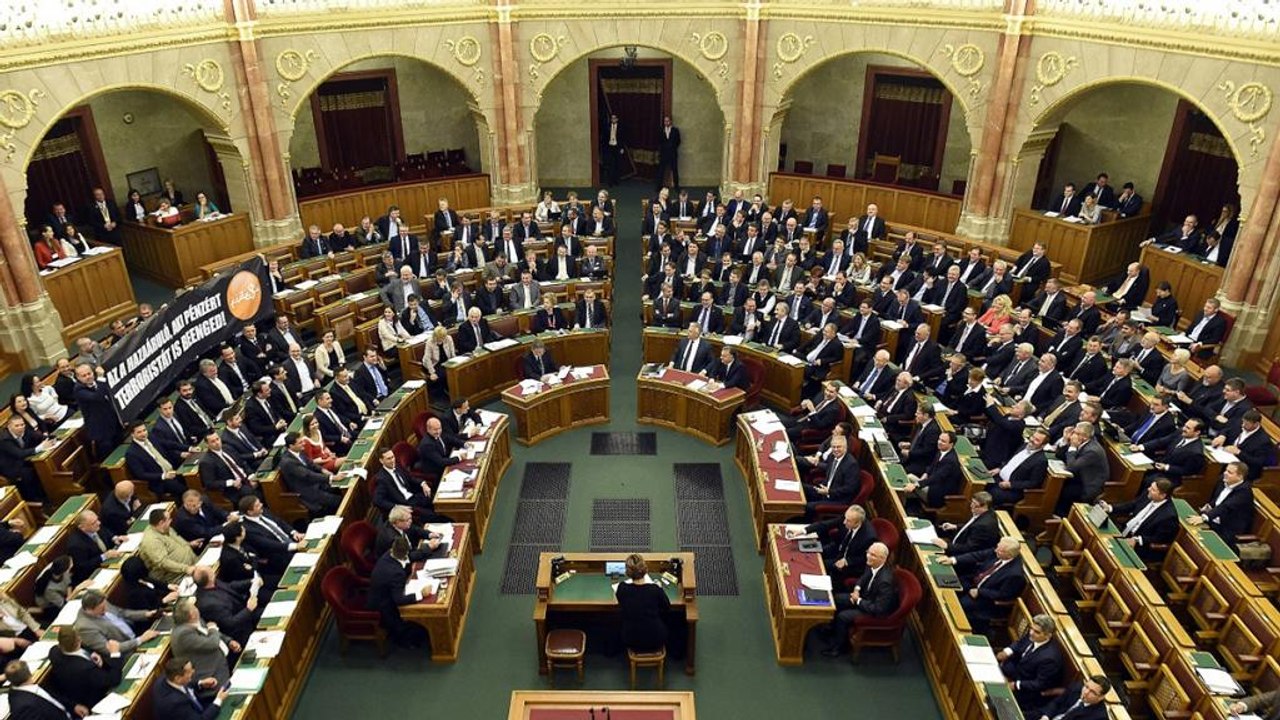 Parlamento húngaro rejeita emenda constitucional contra refugiados