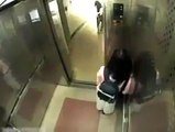 Cet homme regrettera d'avoir traqué cette fille dans l'ascenseur. Il s'en mord rapidement les doigts