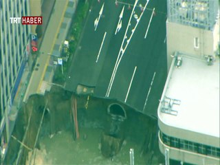 Japonya'daki dev göçük 5 şeritli yolu yuttu