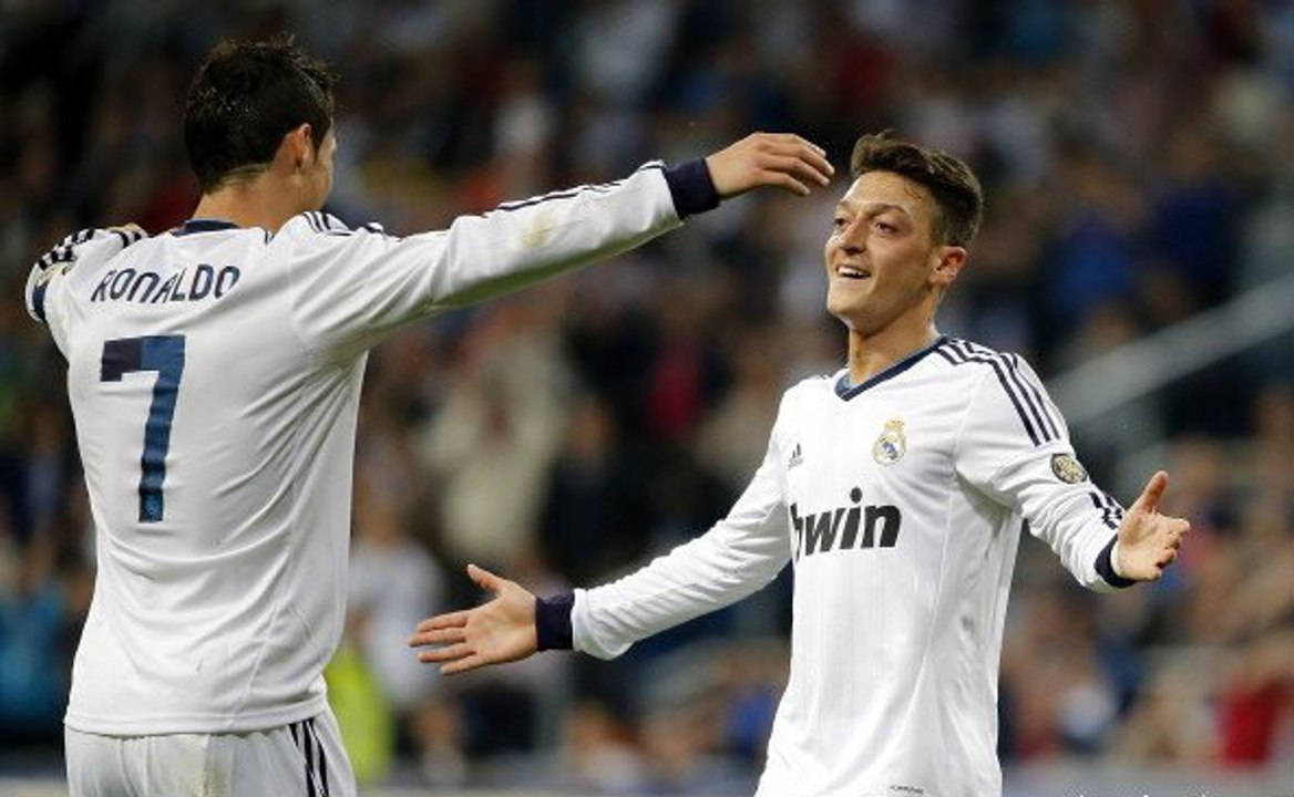 مسعود أوزيل عن كريستيانو رونالدو : لم أشاهد لاعبًا مثله ، يجعل من مهمتي سهلة ، هو لا يحتاج لفرص كثيرة