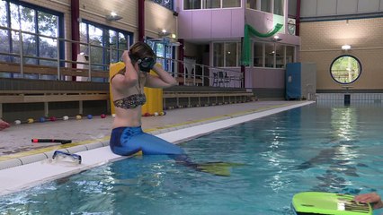 نساء يعشن حياة حوريات البحر في احواض سباحة هولندية