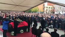 Agim Bahtiri në ceremoninè e varrimit të Astrit Deharit