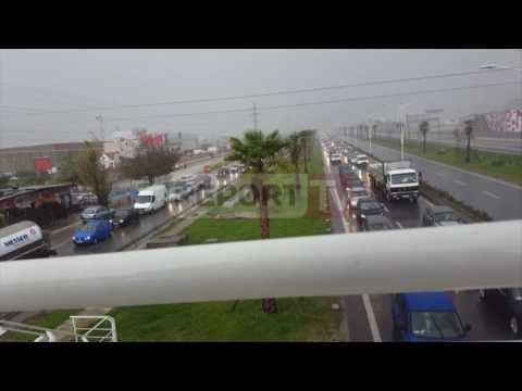 Report TV - Reshjet e shiut, bllokohet autostrada Tiranë - Durrës