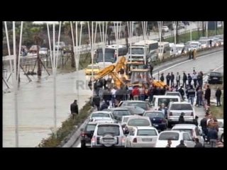 Report TV - Niveli i ujit në autostradë 60 cm, automjetet dy orë të bllokuara