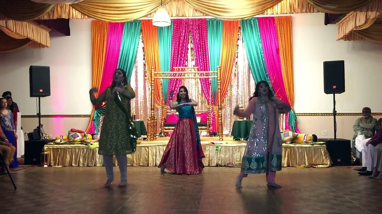 Girls Mehndi Dance