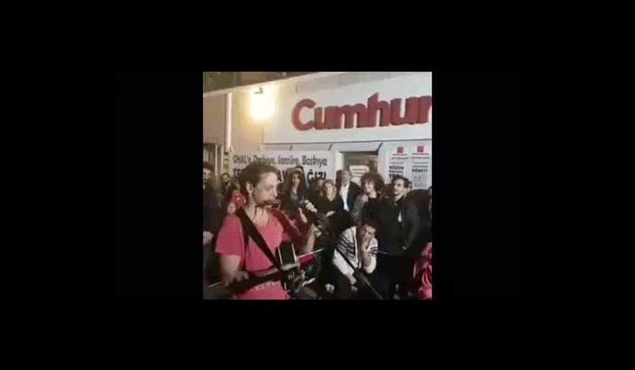 Duman grubunun solisti Kaan Tangöze destek için Cumhuriyet'te