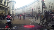 Une centaine de cyclistes grillent un feu rouge à Londres