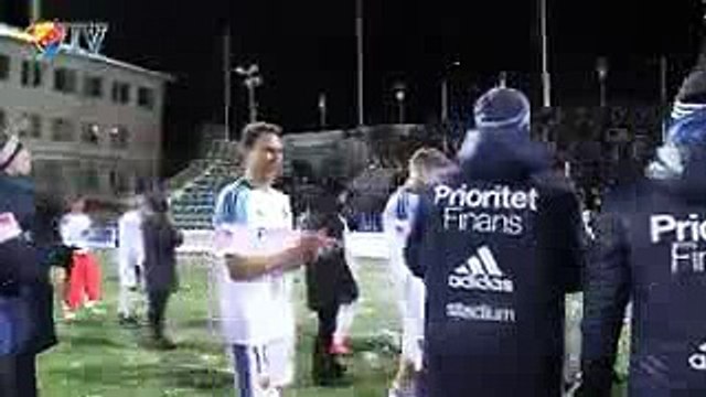 Bataille de boules de neige entre joueurs et supporters