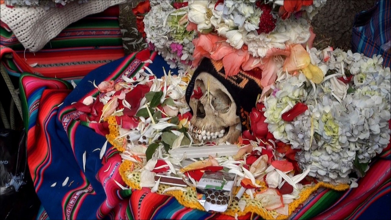 Habitantes de La Paz veneran a sus 'ñaticas' en el cierre de la "Semana de los Muertos"