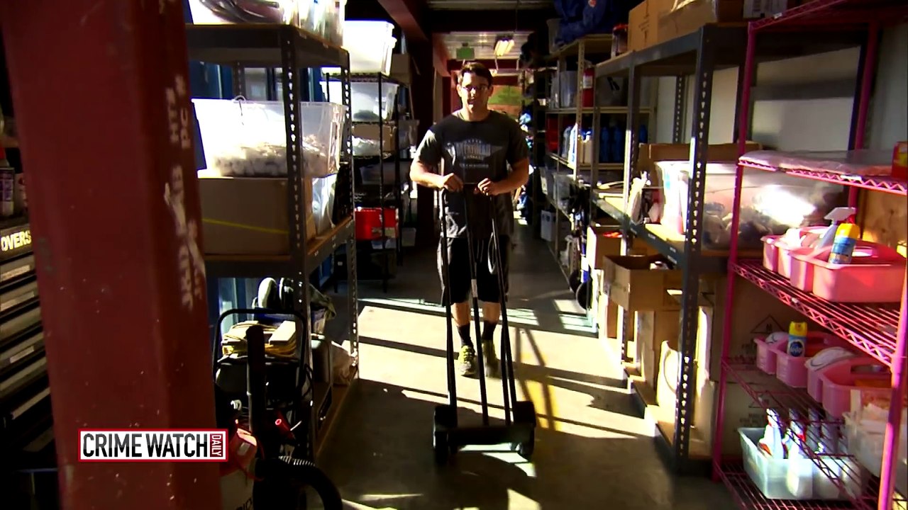 Son mari la bat tous les jours, puis les déménageurs arrivent et posent un geste remarquable!