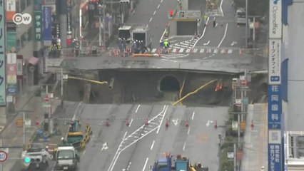 Rua desaba no Japão e abre cratera