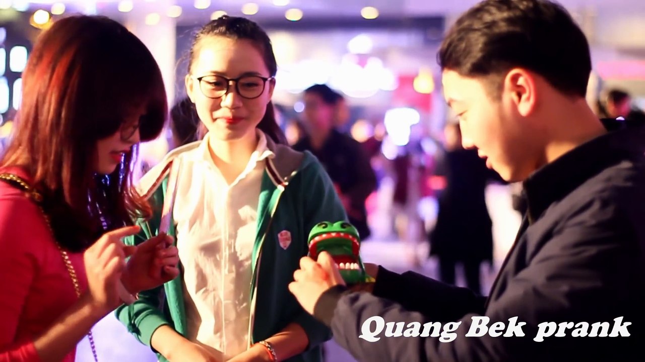 Quang Bek hôn gái xinh với trò cá sấu cắn tay & cái kết