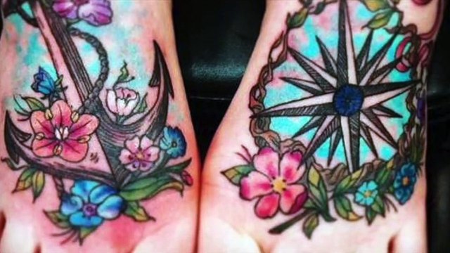 Modèles tatouage femme pied