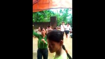 Mariage au Vietnam en pleines inondations.. Rien ne les arrête