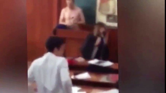 Prof d'anatomie et bio qui se fout à poil en cours.. Vive les Russes