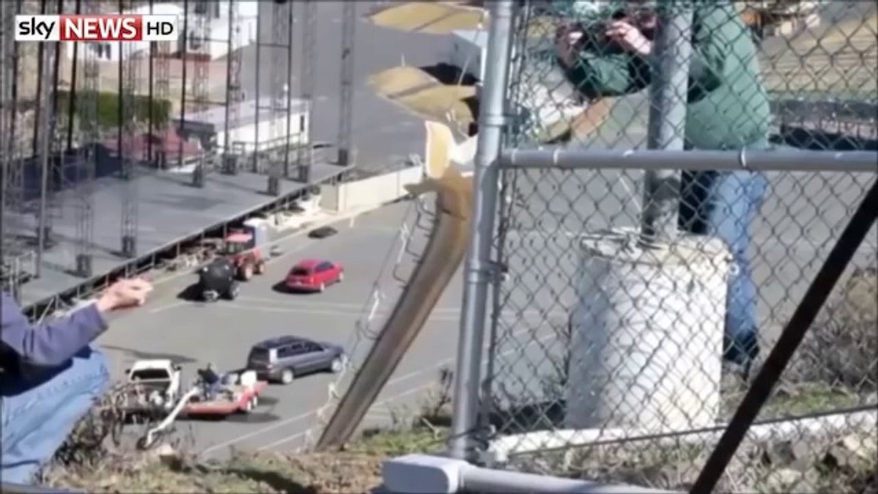 Lancer des saumons par dessus un barrage avec un canon !