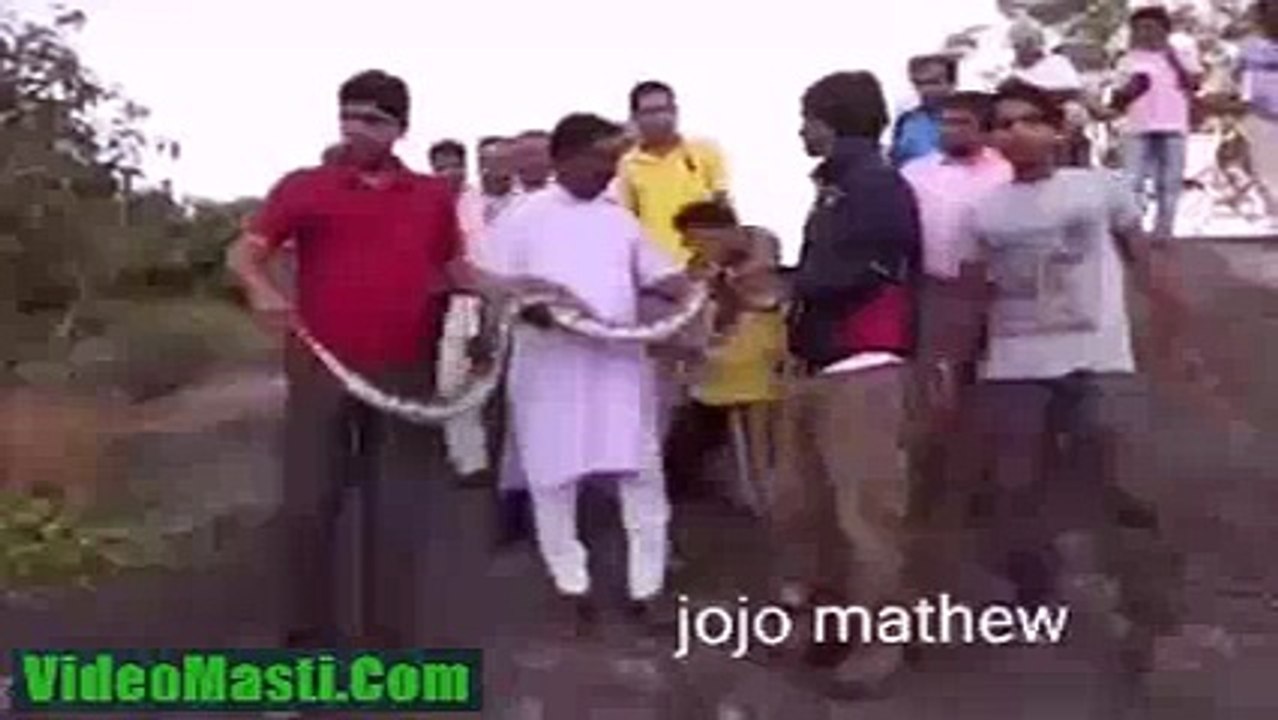 Selfie With Snak Is Not Easy(videomasti.com)