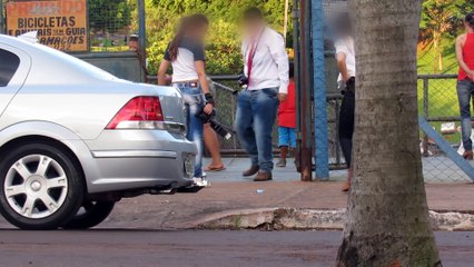 PEGADINHA 100 reais na merda (money poop prank)