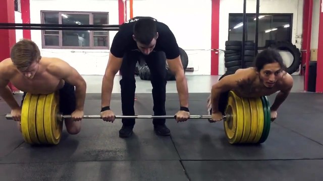 Il soulève une barre et ses potes... Musclé le mec