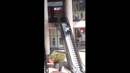 Cette débile monte un escalator à l'envers.... Elle est pas arrivée