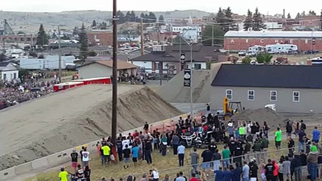 Saut de 50 metres avec un semiremorque