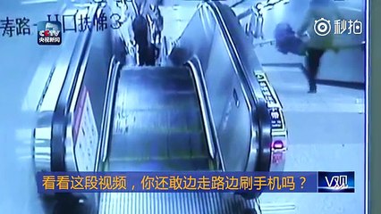 Une femme envoie des textos sans regarder devant elle et tombe dans les escaliers