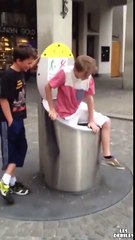 Un enfant entre dans une poubelle automatique