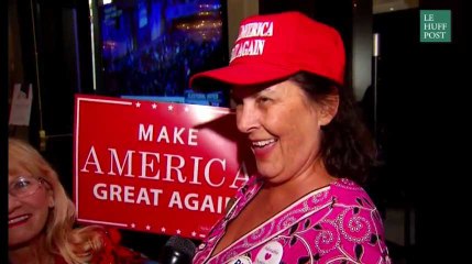 L'extase de cette supportrice de Trump contraste parfaitement avec la déception des partisans de Clinton