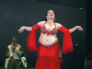 Ils la critiquaient et se moquaient mais lorsqu'elle commence son spectacle, ils sont bouche bée !