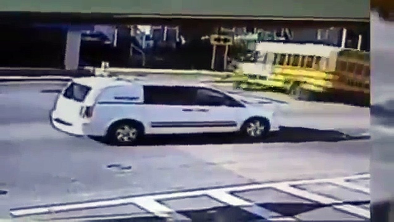 Schoolbus plows into building in insane crash - TrafficCamera Video