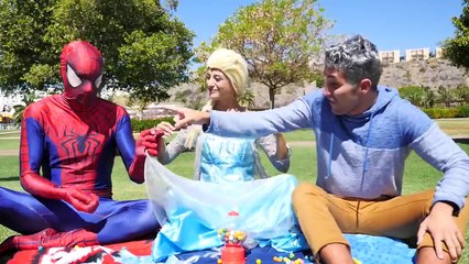 Elsa Frozen & Spiderman vs Jack Frost Vampiro w Spidergirl Rosa! Super-herói engraçado na vida real