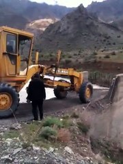 cruzando tractor por un puente