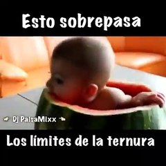 niño comiendo sandia dentro de la sandia
