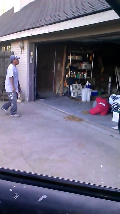 L'ouvrier doit sauter plus haut pour ne pas actionner la porte du garage