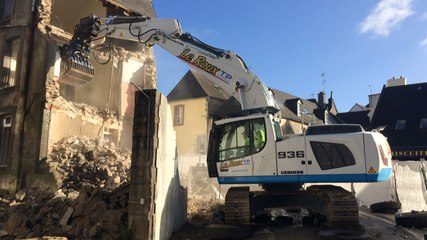 La pelleteuse démolie la maison du gardien